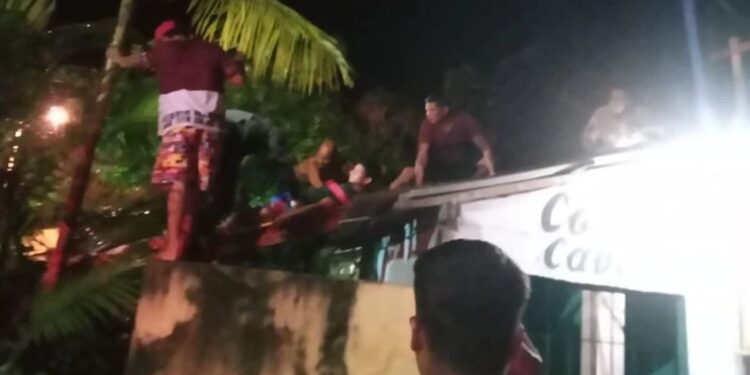 O rapaz foi parar no telhado de uma casa e precisou de ajuda. Foto: Divulgação