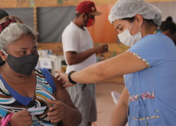 Para ter acesso ao imunizante, o usuário deve conferir se recebeu a terceira dose há quatro meses ou mais. Foto: Camila Batista/Semsa