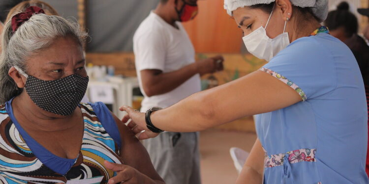 Para ter acesso ao imunizante, o usuário deve conferir se recebeu a terceira dose há quatro meses ou mais. Foto: Camila Batista/Semsa