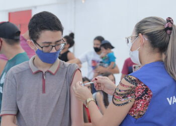 Os adolescentes de 12 a 17 anos de idade formam o grupo mais recente a ser contemplado com a terceira dose. Foto: Camila Batista / Arquivo Semsa