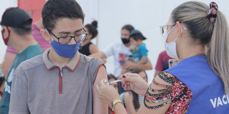 Os adolescentes de 12 a 17 anos de idade formam o grupo mais recente a ser contemplado com a terceira dose. Foto: Camila Batista / Arquivo Semsa