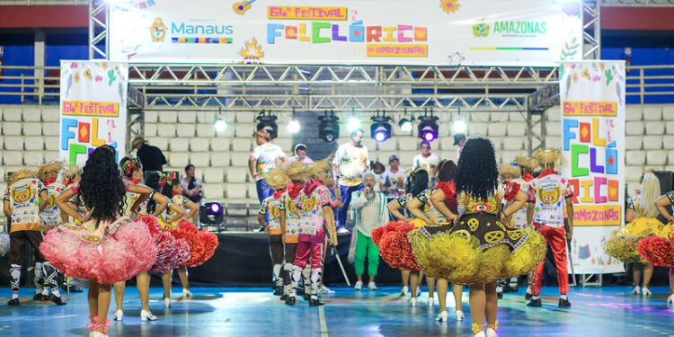 A festa conta com inúmeras atrações, dentre elas, apresentações de cirandas, danças nordestinas e internacionais, quadrilhas, bois-bumbá e tribos. Foto: Antonio Pereira / Semcom