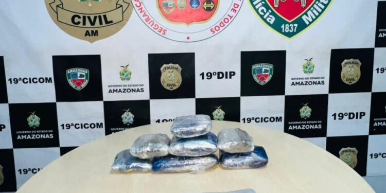 As drogas e todo o material apreendido foi levado para o 19º DIP.