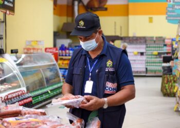 Produtos de limpeza e alimentos foram retirados de circulação. Foto: João Pedro Sales/Procon-AM