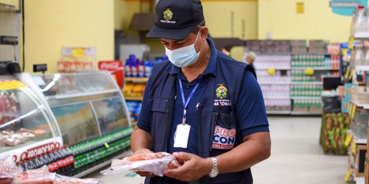 Produtos de limpeza e alimentos foram retirados de circulação. Foto: João Pedro Sales/Procon-AM