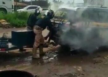 Após algum tempo dentro da viatura, o homem já não se mexe mais. Foto: Reprodução
