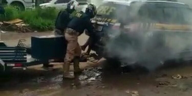 Após algum tempo dentro da viatura, o homem já não se mexe mais. Foto: Reprodução
