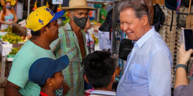 Acompanhado por lideranças locais, Arthur visitou feiras e o comércio local. Foto: Karla Vieira / Assessoria AVN - Divulgação