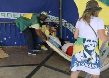 Bolsonaristas arrasatam moradora de rua durante manifestação em Minas Gerais (crédito: Tulio Santos/EM/D.A Press)