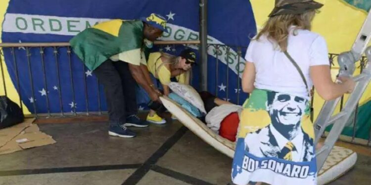 Bolsonaristas arrasatam moradora de rua durante manifestação em Minas Gerais (crédito: Tulio Santos/EM/D.A Press)