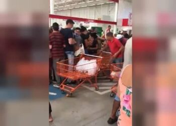 Clientes disputam cebola em promoção no DF (Foto: Divulgação)