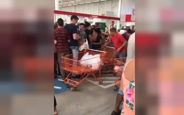 Clientes disputam cebola em promoção no DF (Foto: Divulgação)