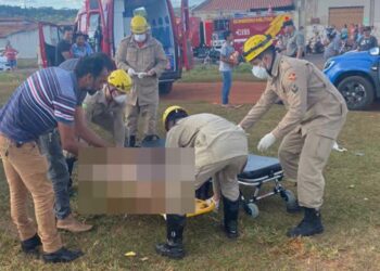 Jovem morre queimada ao tocar em fio elétrico  (Foto: Divulgação - Corpo de Bombeiros)