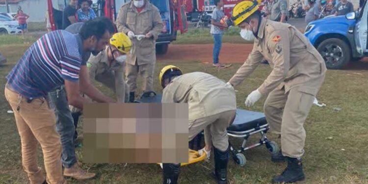 Jovem morre queimada ao tocar em fio elétrico  (Foto: Divulgação - Corpo de Bombeiros)