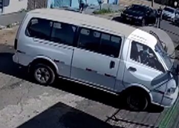 Menino de 4 anos dirige van e derruba portão (Foto: Reprodução)