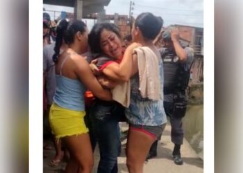 Mãe se desespera e chora ao ver filho morto a tiros em Manaus