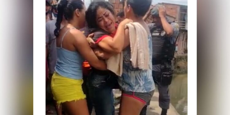 Mãe se desespera e chora ao ver filho morto a tiros em Manaus