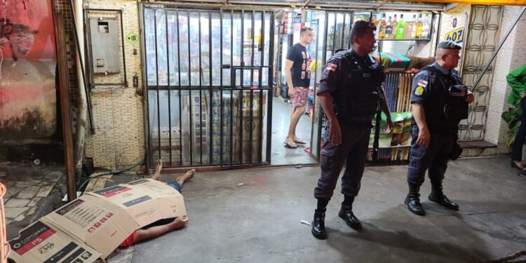 Homens chegaram em um carro e começaram a atirar. Foto: Divulgação