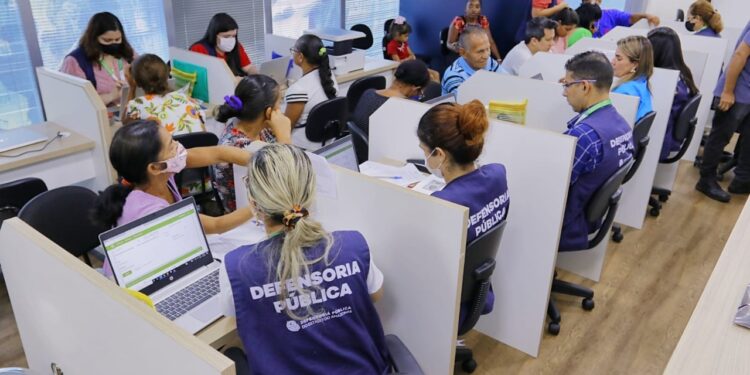 Durante todo o dia, centenas de pessoas compareceram ao local em busca de auxílio jurídico. Foto: Evandro Seixas - DPE/AM