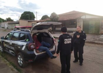 Caseiro sendo preso por estuprar um filhote de pastor alemão, em Valparaíso (GO). Foto: Divulgação PC-GO