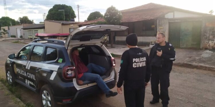 Caseiro sendo preso por estuprar um filhote de pastor alemão, em Valparaíso (GO). Foto: Divulgação PC-GO