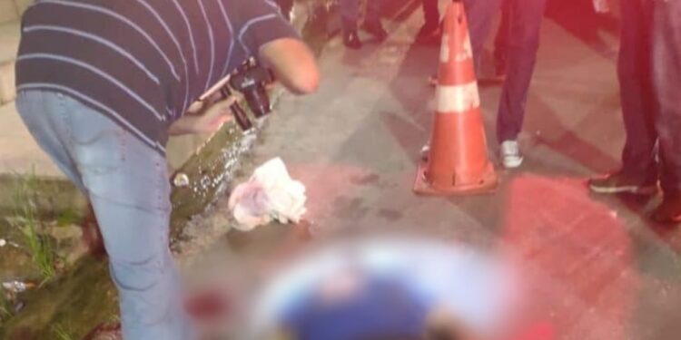 O corpo foi jogado no meio da avenida. Foto: Reprodução