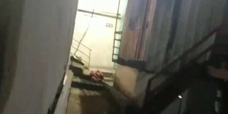 O homem correu e teve que pular no igarapé. Foto: Reprodução