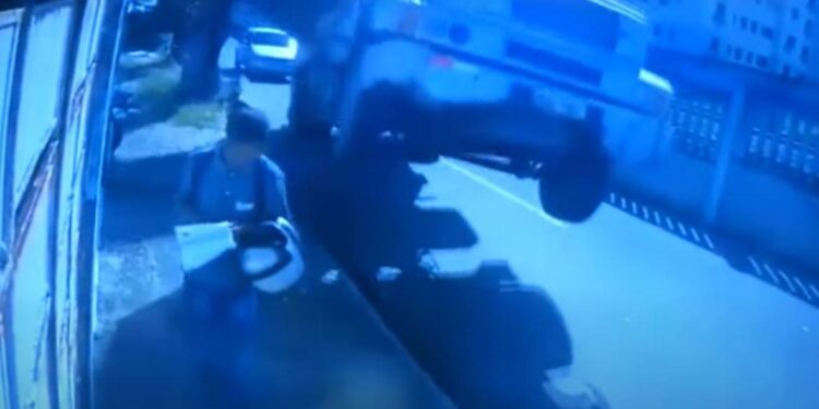 O caminhão quase foi para cima do homem. Foto: Reprodução