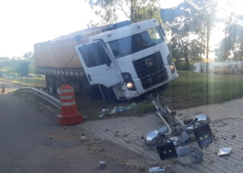 O caminhão só parou ao sair levando tudo e destruir placas. Foto: Reprodução