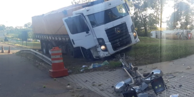 O caminhão só parou ao sair levando tudo e destruir placas. Foto: Reprodução