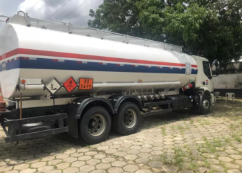 O caminhão foi abandonado sem a carga no bairro Aparecida. Foto: Divulgação