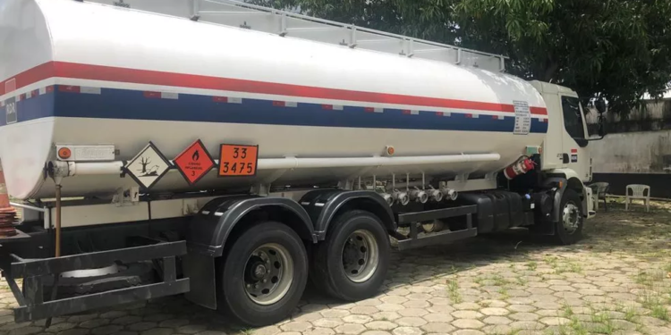 O caminhão foi abandonado sem a carga no bairro Aparecida. Foto: Divulgação