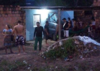 O veículo entrou na fachada da casa. Foto: Reprodução