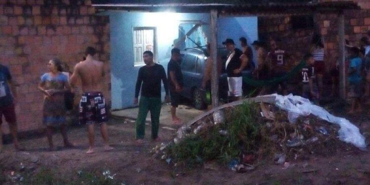 O veículo entrou na fachada da casa. Foto: Reprodução