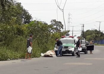 Corpo é desovado em lixeira aberta na Zona Leste de Manaus, próximo ao Distrito Industrial (foto: reprodução)
