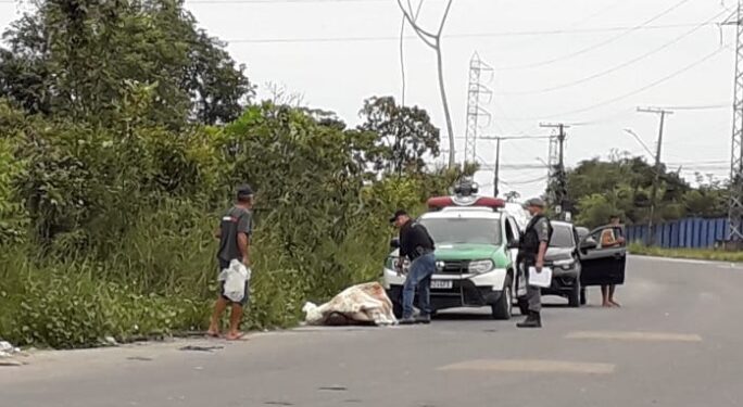 Corpo é desovado em lixeira aberta na Zona Leste de Manaus, próximo ao Distrito Industrial (foto: reprodução)