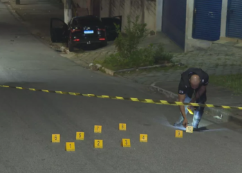 O crime aconteceu na noite desta quinta-feira (12), quando cozinheira saía do carro. Foto: Reprodução