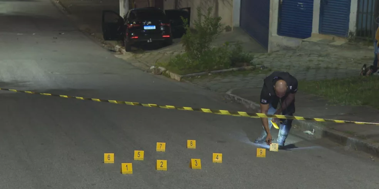 O crime aconteceu na noite desta quinta-feira (12), quando cozinheira saía do carro. Foto: Reprodução