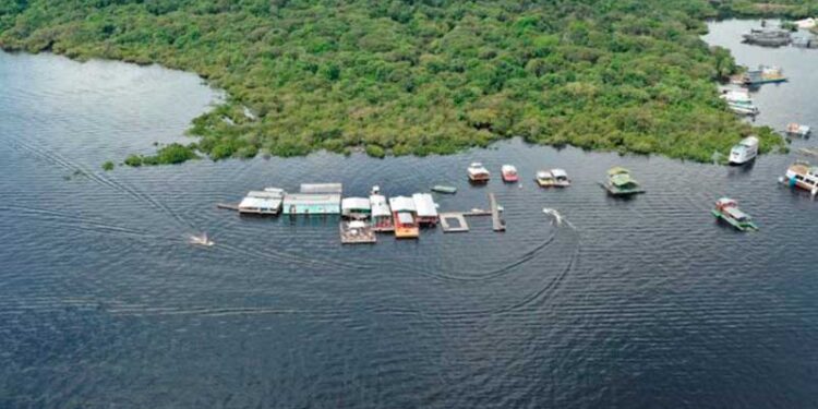 O aumento do número de flutuantes na região foi alvo da Ação Civil Pública do MP-AM em 11 de setembro de 2001. Foto: Reprodução/Internet