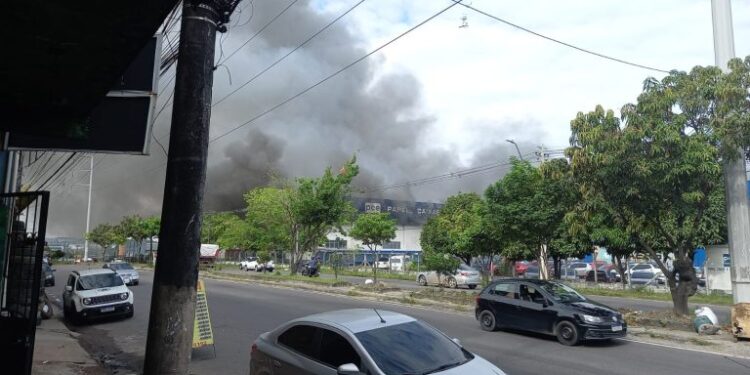 O fogo se alastrou rapidamente na fábrica de papel. Foto: Reprodução
