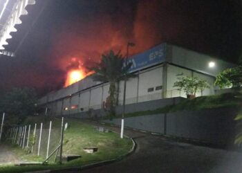 O incêndio foi de grandes proporções na noite desta sexta-feira (6). Foto: Divulgação