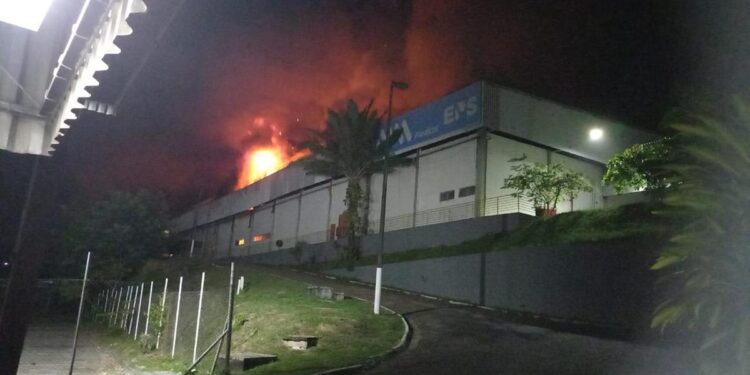 O incêndio foi de grandes proporções na noite desta sexta-feira (6). Foto: Divulgação