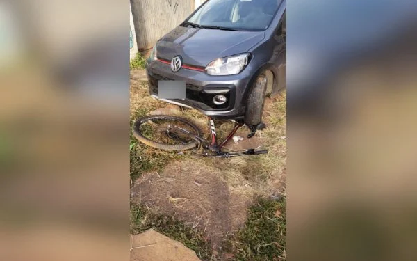 O carro foi jogado em cima do ladrão. Foto: Reprodução