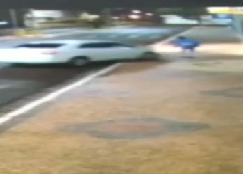 O ladrão foi arrastado para dentro de um imóvel. Foto: Reprodução