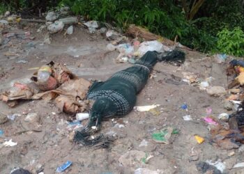 O corpo estava enrolado em uma rede e jogado numa área de mata. Foto: Divulgação