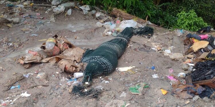 O corpo estava enrolado em uma rede e jogado numa área de mata. Foto: Divulgação