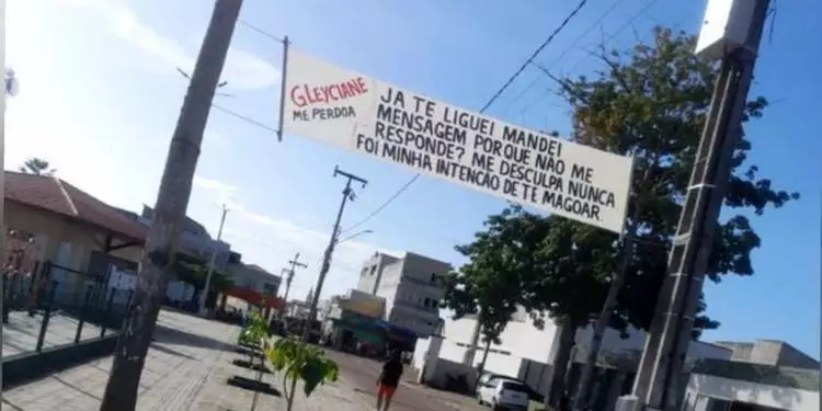 O homem resolveu estender uma faixa para chamar a atenção da ex. Foto: Reprodução