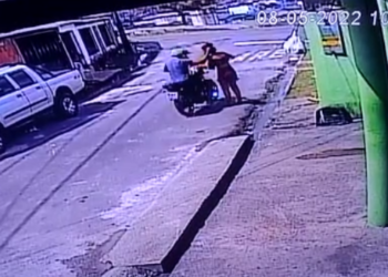 O ladrão puxa a vítima pelos cabelos. Foto: Reprodução