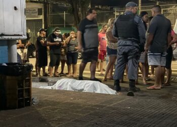 O homem estava em um dos bares quando os pistoleiros chegaram em um carro vermelho. Foto: Divulgação