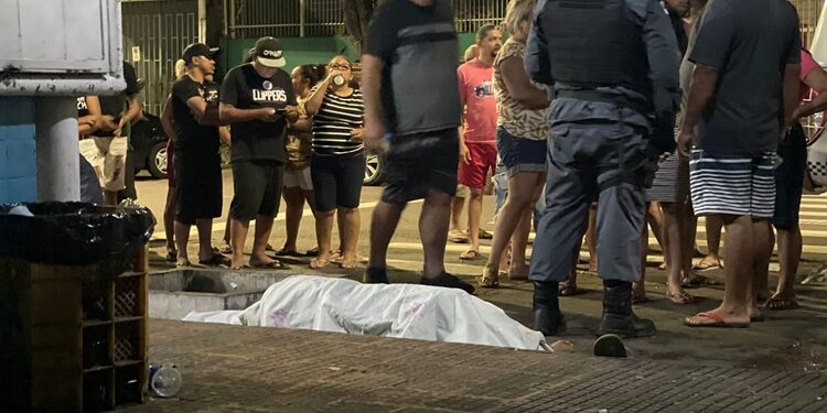 O homem estava em um dos bares quando os pistoleiros chegaram em um carro vermelho. Foto: Divulgação